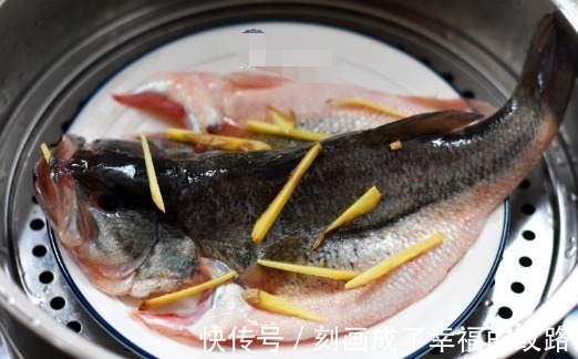 鲈鱼|这才是清蒸鲈鱼最好吃的做法,记住这3步,蒸出来又鲜又嫩滑