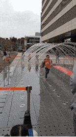 |搞笑GIF图:美女用手托着自己的脑壳,嘴唇是多了一块肉吗?