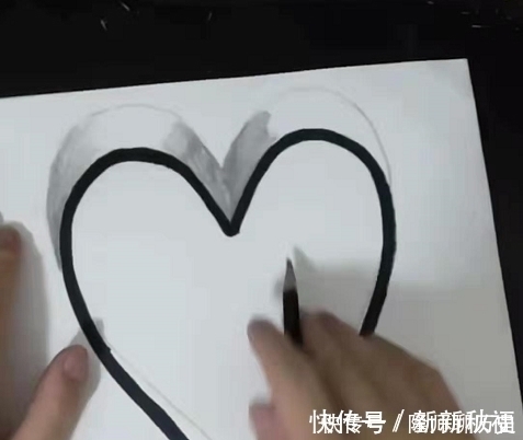 爱心@美术生画“立体爱心”,本以为是“翻车现场”,看到最后失策啊!