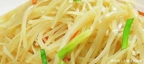 炒土豆丝时,到底是泡水还是焯水,很多人做错,难怪土豆不香脆