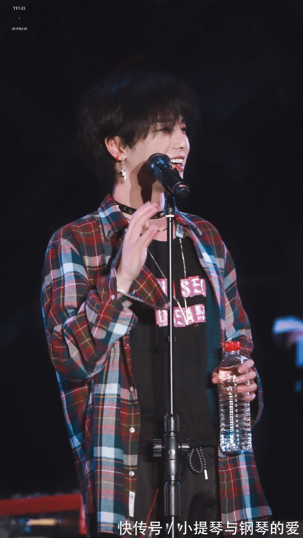 非常道|华晨宇照片中的工作服是华语乐坛领军人也是为舞台服务的工作者