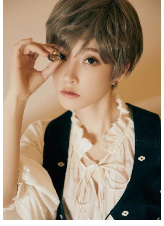 佛系少女|冯提莫银灰短发造型大变，颠覆往日甜美形象，网友：热血动漫女主