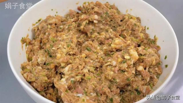 猪肉饺子好吃有窍门,调馅多加这一步,比饺子馆的好吃,又鲜又香