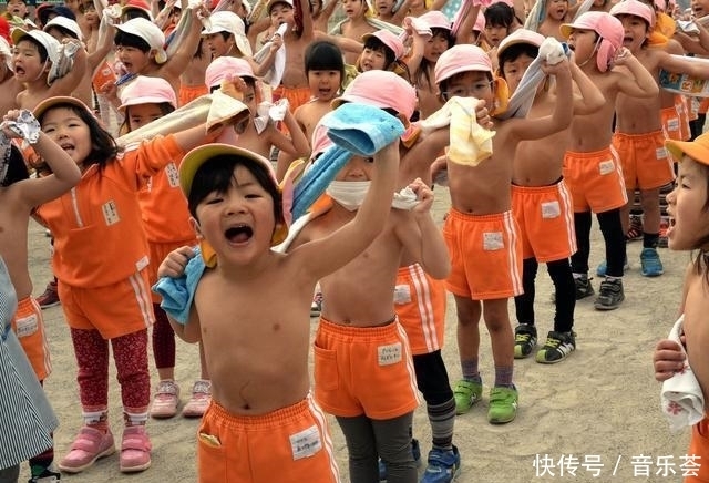 日本学生的真实生活：小学生独自上学，女生打扮时尚