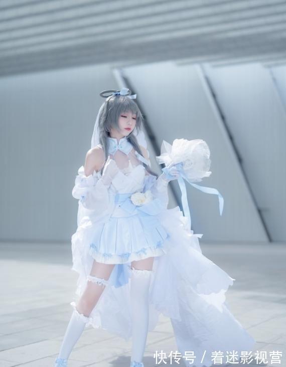 吸管儿|女孩穿10CM婚纱COS洛天依,被袜子抢镜,网友:敢买不敢穿