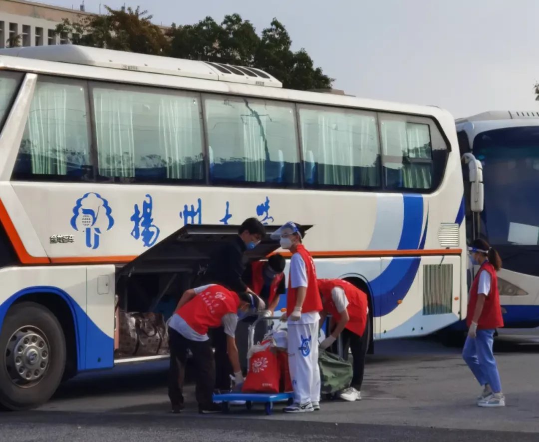 扬州大学|足足50箱！这位学姐的返校“行李”火了