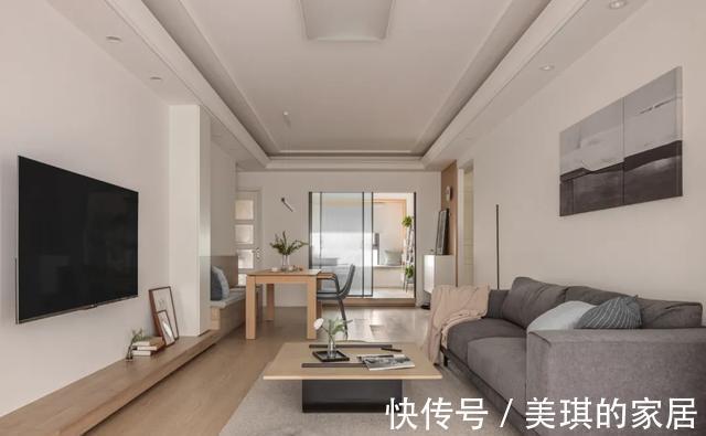 装修|80㎡精装房的二次改造,客厅阳台改地台,原木极简设计看得很顺眼