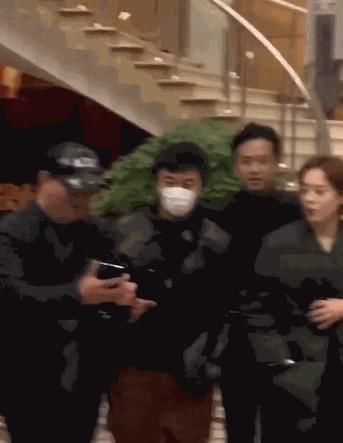 好父母！邓超孙俪工作完连夜回家陪孩子，被异性索要联系方式惹邓超吃醋紧盯