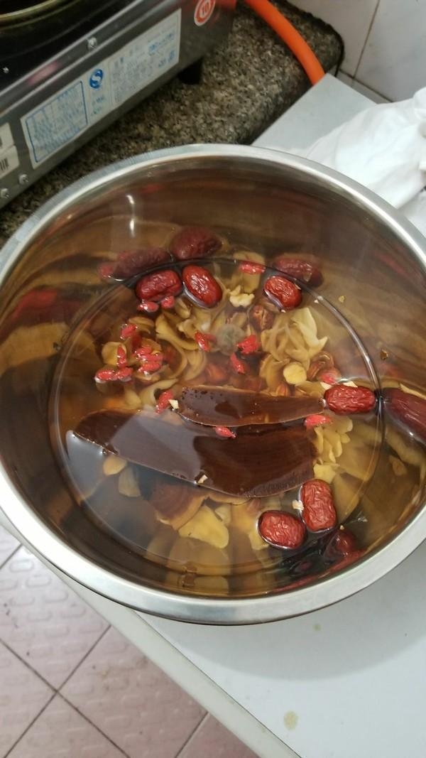 炖鸡汤，直接下锅煮就毁了，掌握一个技巧，汤清澈甘甜，鸡肉不柴