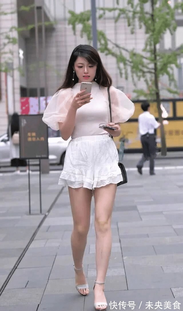 年纪|这位阿姨明明一把年纪了，还穿这么稚嫩扮年轻！
