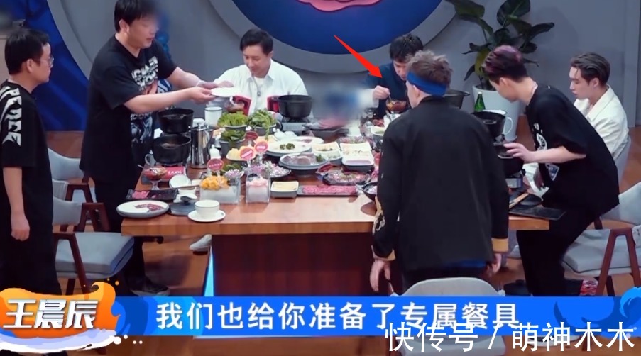 王一博|《街舞4》策劃又惹爭議,深夜火鍋吃傷隊長,人還沒飽就要做游戲