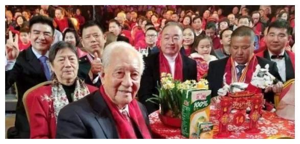 春晚不对外售票，那么现场观众席坐的都是什么人？他们身份不简单