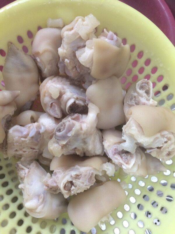 炖猪蹄汤时,千万不要直接炖!如果少了这1步,猪蹄臭味非常重