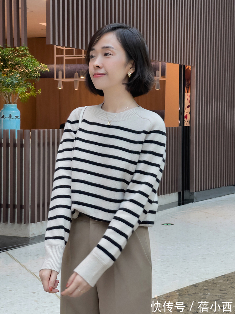 大地色|“毛衣+裤装”才是风靡今季的搭配组合,这样穿,超适合40+的女人