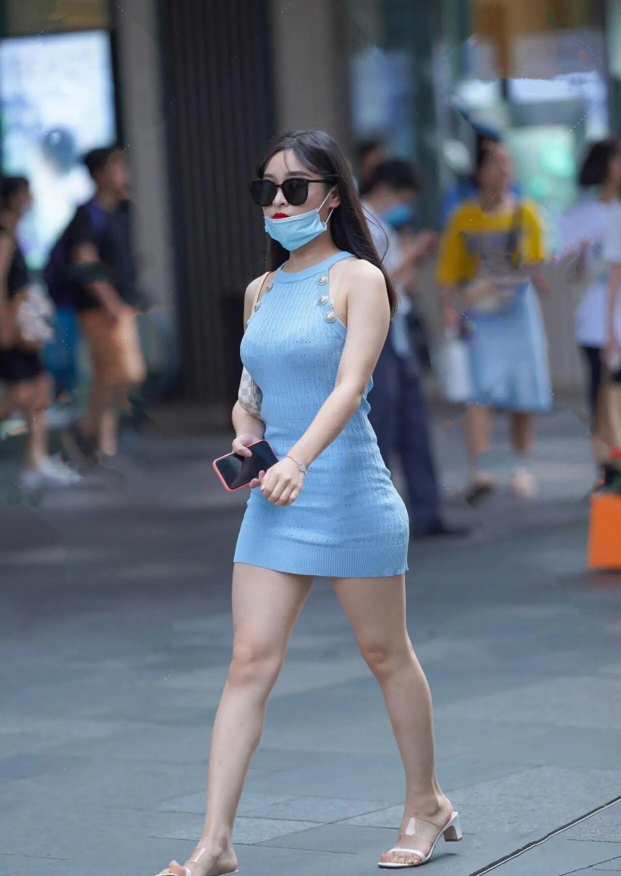 街头火了一款“挂脖裙”,时髦又修身,“邋遢”也能穿出女人味!