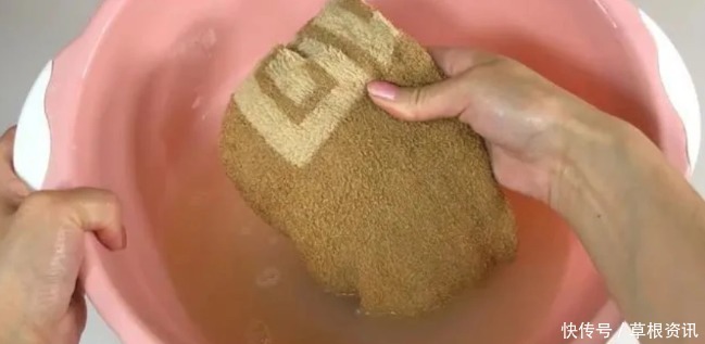 不管毛巾多脏多黄，在水里滴几滴，洗完的毛巾又软又干净！