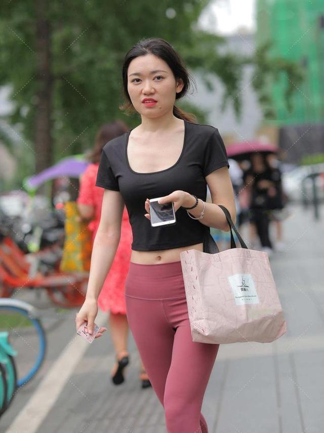 休闲 黑色和红色的组合搭配,运动休闲穿搭也不一样,更有别致的高级感