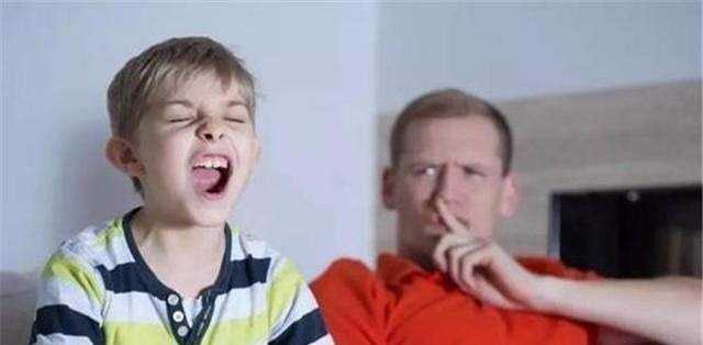 宝妈|宝妈带娃图书馆看书,刚想夸孩子看书认真,看清书籍名字差点抓狂