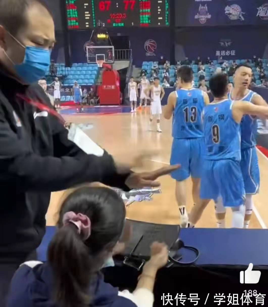 球员|CBA再现奇葩场景!女记者辱骂球员被驱逐,北京3人违体遭遇2连败