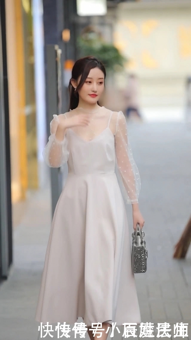 路人街拍,美女选择了一件一字肩的翻领衫,看上去更加优雅大方