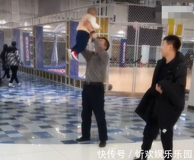 爸爸|爸爸和爷爷同时敞开怀抱，宝宝是如此选择的，接下来暖化了