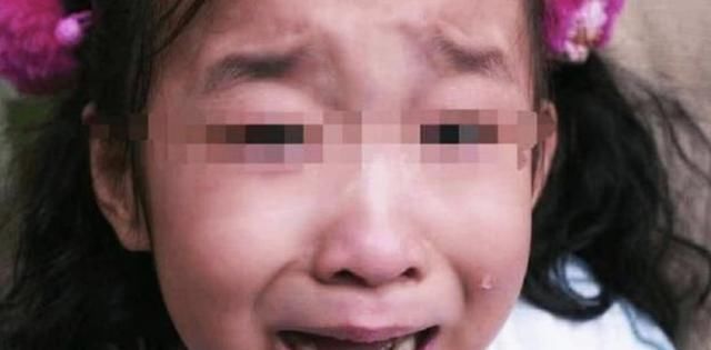 父母|4岁女儿放学回家，紧扯裤子说“不能尿尿”，脱下裤子妈妈气哭了