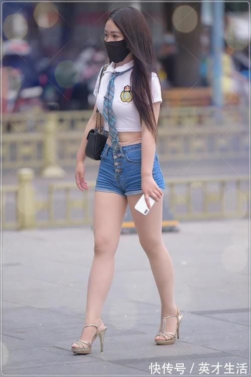 学院风 小姐姐穿白色学院风T恤,搭配短款牛仔裤,清新自然青春靓丽