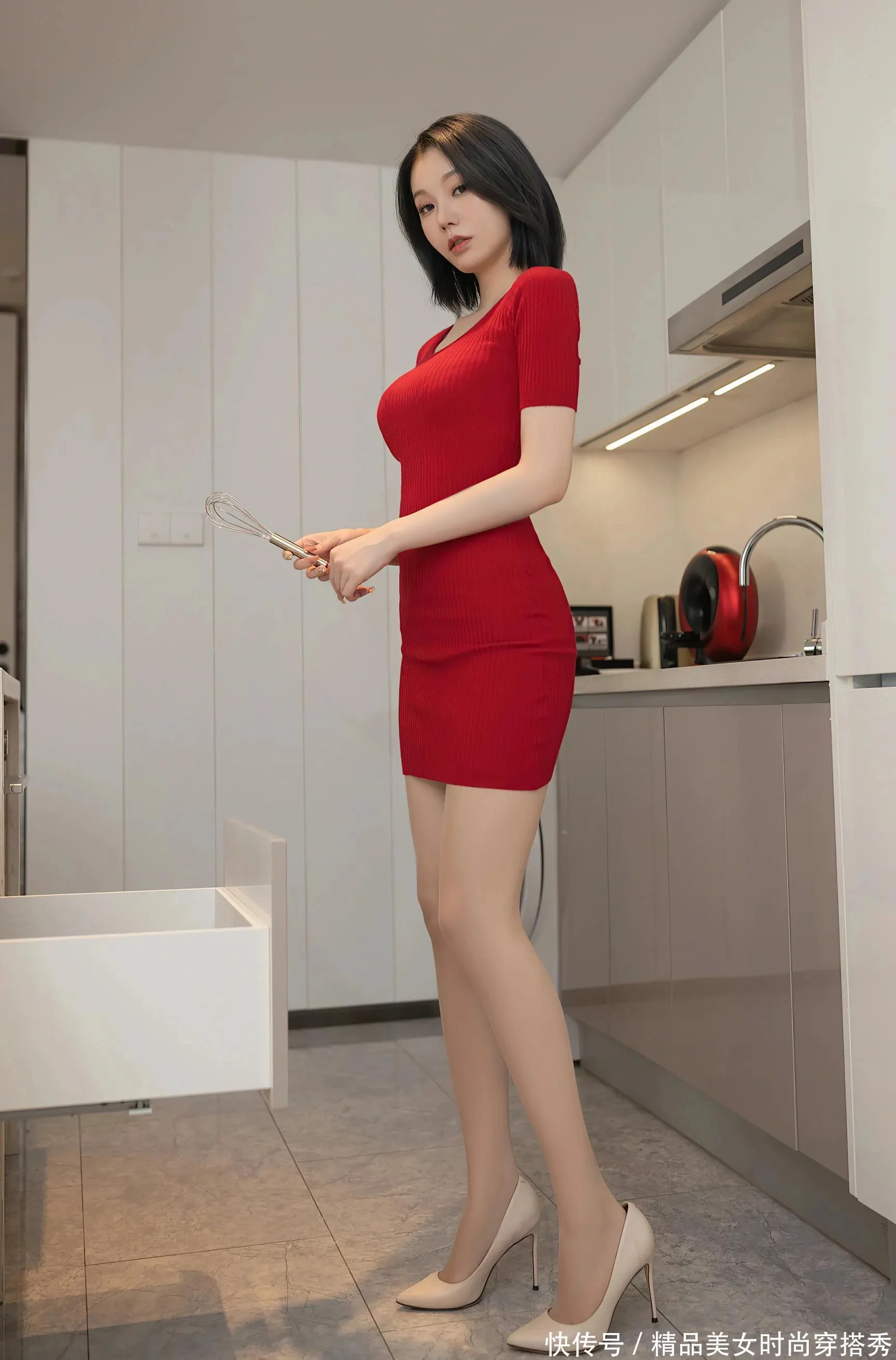 大圆领的红色修身连衣裙，超短的裙长搭配肉色丝袜与漆皮高跟鞋气质动人