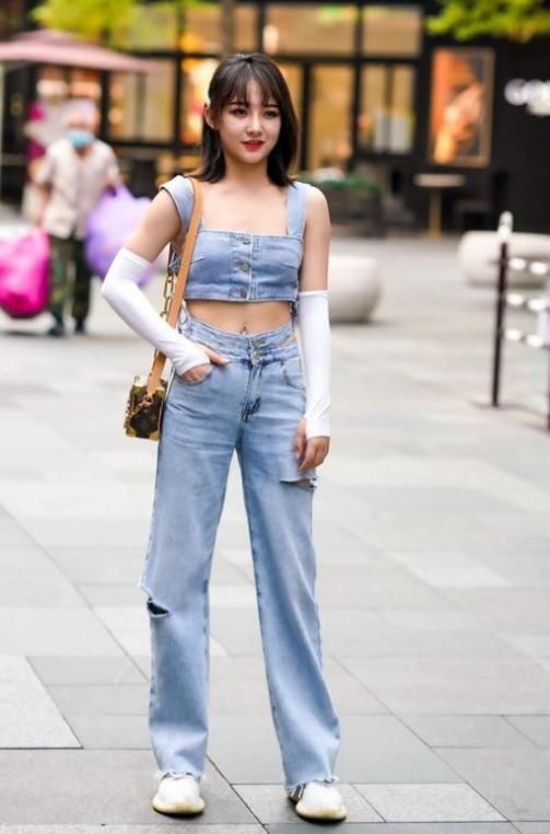 穿搭|潮流“露胃装”搭经典牛仔裤，时尚美丽不闷热，尽显俏皮可爱
