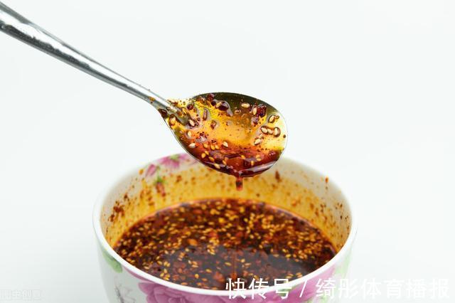 辣椒|怎样做辣椒油更地道？记住“1炕3泼1焖”，油色红亮，辣而不燥