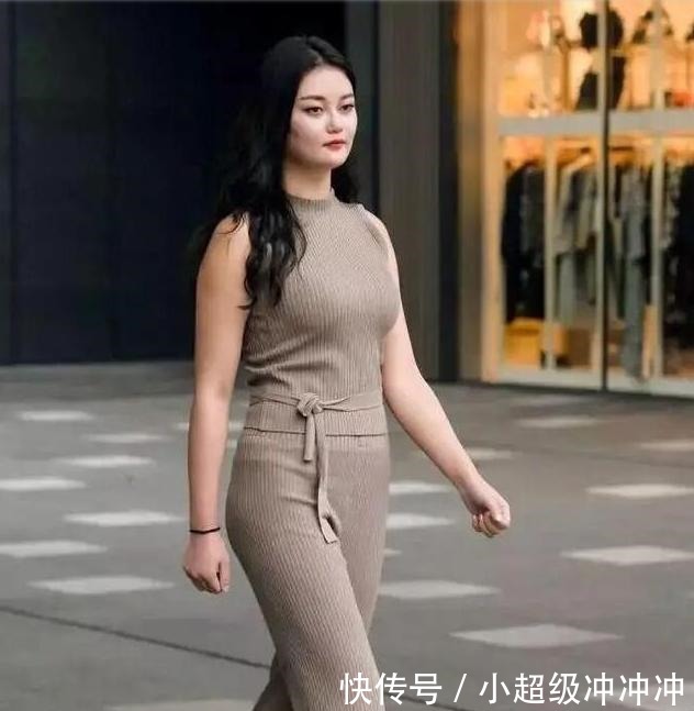 穿着 黑色露腰T恤,搭配蓝色牛仔裤,微胖妹妹必备!