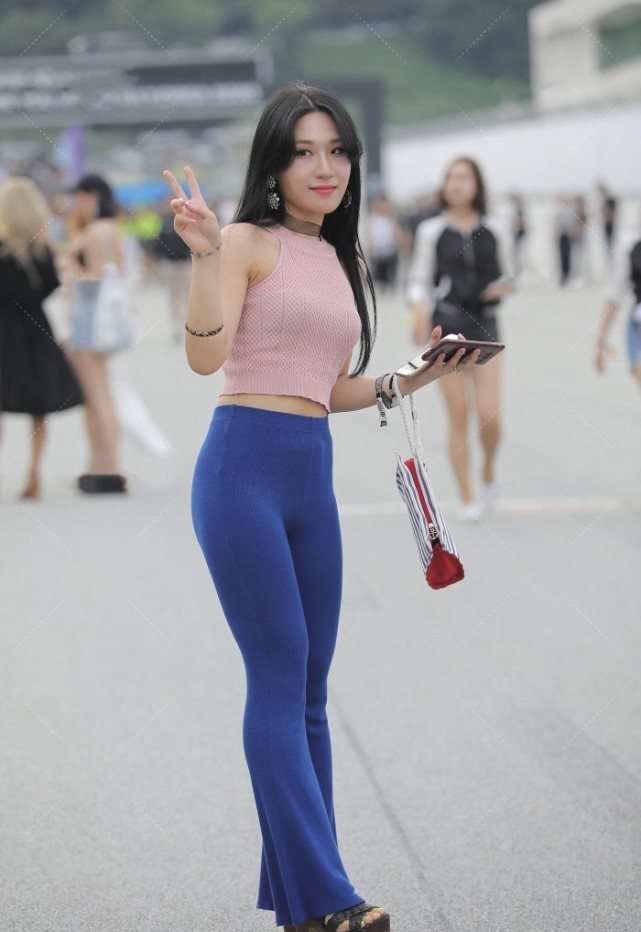 高贵 运动风喇叭裤显腿长,搭配粉色上衣减龄同时突出优雅高贵的气质