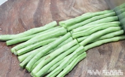 外酥里嫩，越嚼越香，吃起来特别有嚼劲，再挑食的孩子都喜欢吃