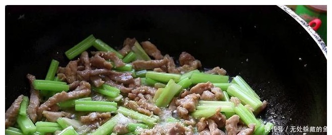 芹菜炒肉|肉丝怎么炒才好吃,大厨教你,别直接下锅,肉丝滑嫩非常香!