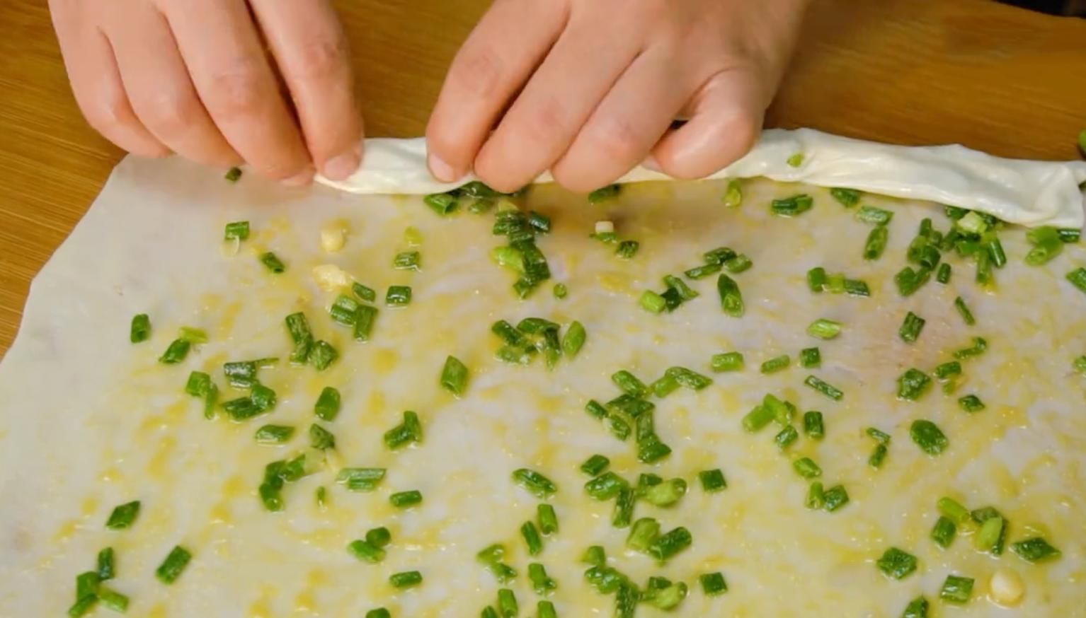 葱花饼|经典美食“葱花饼”,葱香四溢,酥脆可口,好吃到停不下来