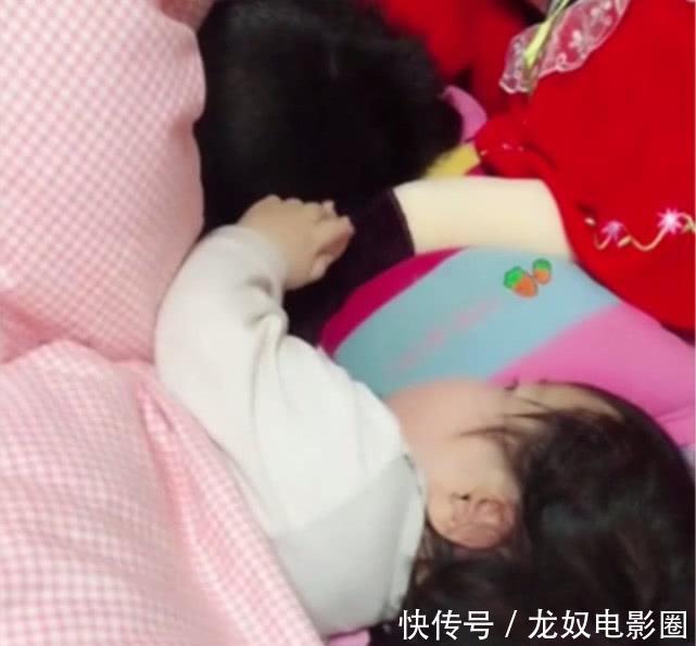 哥哥|哥哥睡觉时被2胎妹妹吵醒,看到接下来的一幕,妈妈要被暖炸了