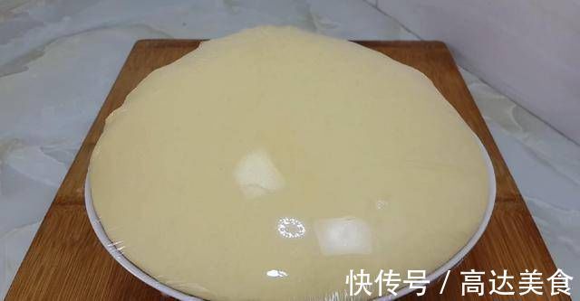 面包很好吃，有4个鸡蛋，又软又甜，不用烤箱你就能成功