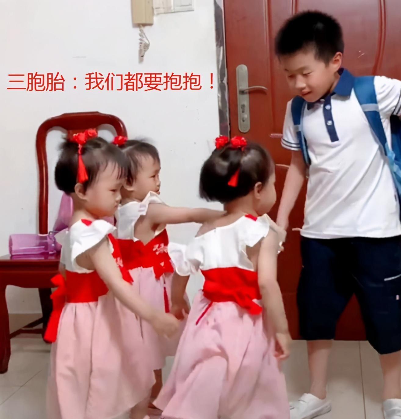 哥哥|儿子想要一个妹妹,结果妈妈一次生了仨,三胞胎等哥哥放学萌化了