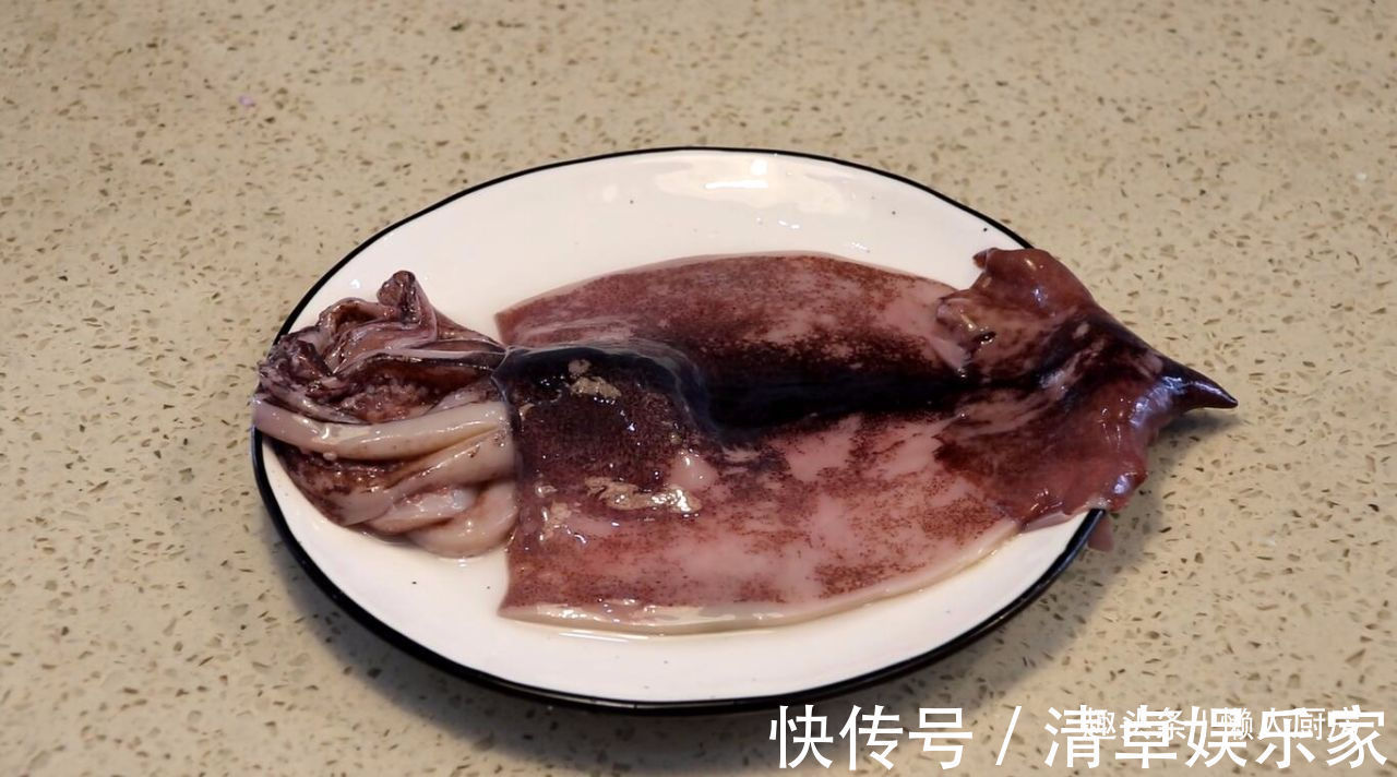 清洗干净|夏天，鱿鱼别白灼着吃了，教你烤鱿鱼的详细做法，配啤酒太爽了
