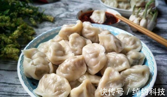 水饺包好后,直接放冰箱就“废了”,教你一招,饺子不开裂不粘连