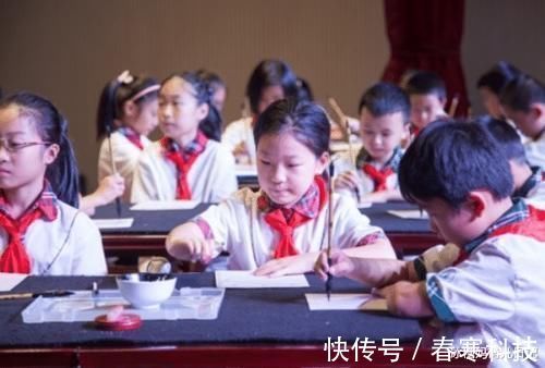 练字|小学生“草稿纸”走红,考试被当成“试卷”上交,网友:完全相反