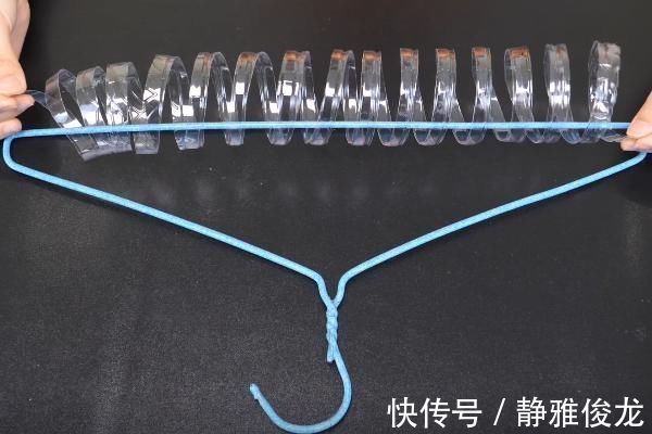 衣架上挂一个塑料瓶,放在阳台太实用了,解决了千家万户的烦恼!