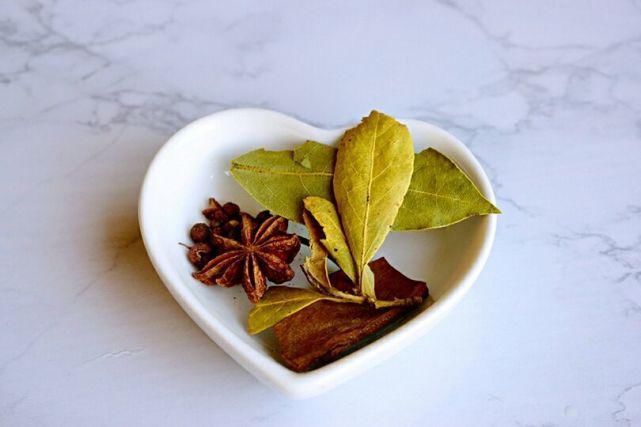 饭店的红烧肉为啥好吃？原来做法有讲究，掌握3个关键，肉香不腻