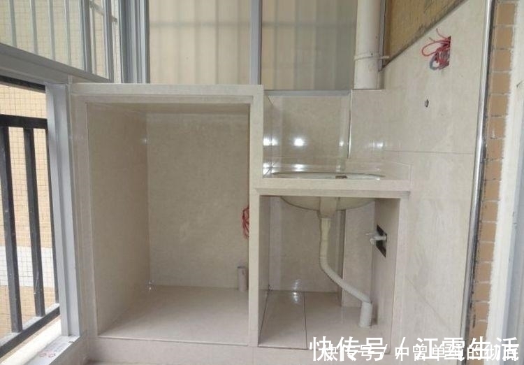 卫生间|阳台放洗衣机万万要做这个东西,入住就知实用,回家立马装一个