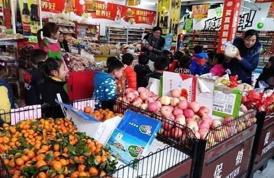 超市|1岁娃拽了颗葡萄,工作人员怒斥“这是偷吃”,妈妈高情商回应