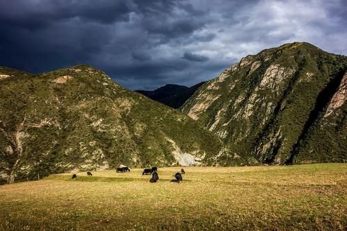 自驾川藏北线，游完四川德格，西行26公里就是西藏这个风光人文俱佳的景区