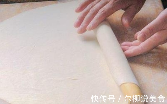 做手擀面时，和面要多加“2个料”，面条筋道不易断，爽滑不粘连