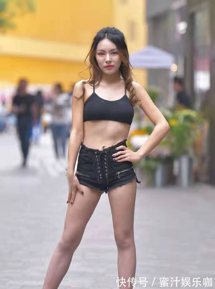 高跟鞋 好看又显气质的基础款穿搭，短打背心+牛仔短裤，清新又有女人味