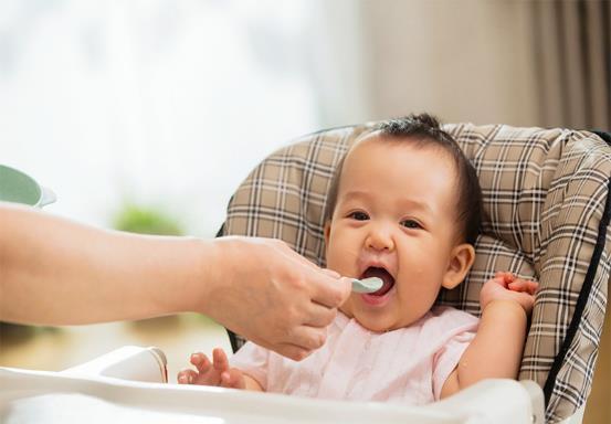 宝妈|六个月的孩子一天加几遍辅食？宝妈早知早准备