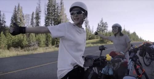 杨颖户外骑行遇生理期,在草丛中方便,蹲下对摄像机大喊不要拍